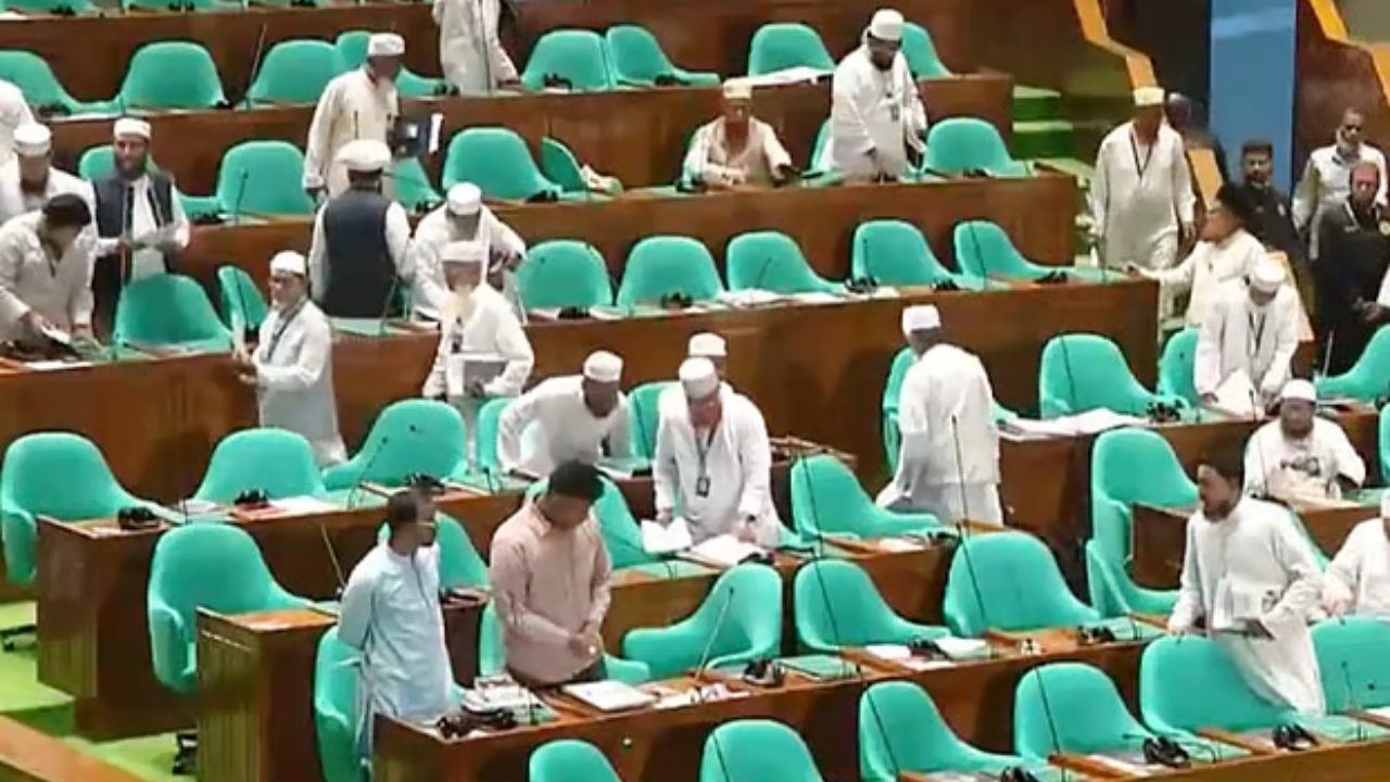 রাজনৈতিক সমঝোতা ভঙ্গের অভিযোগ, সংসদ থেকে ওয়াকআউট বিরোধী দলের