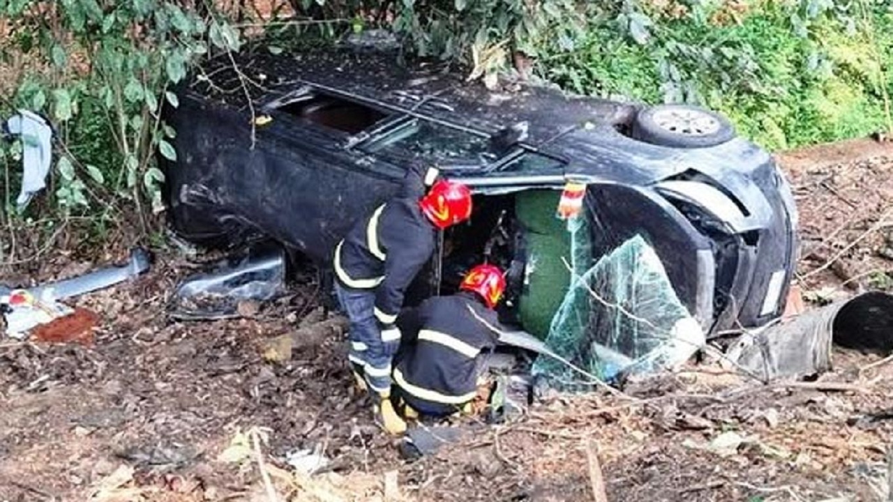 চট্টগ্রামে মাইক্রোবাস খাদে পড়ে নিহত ৩