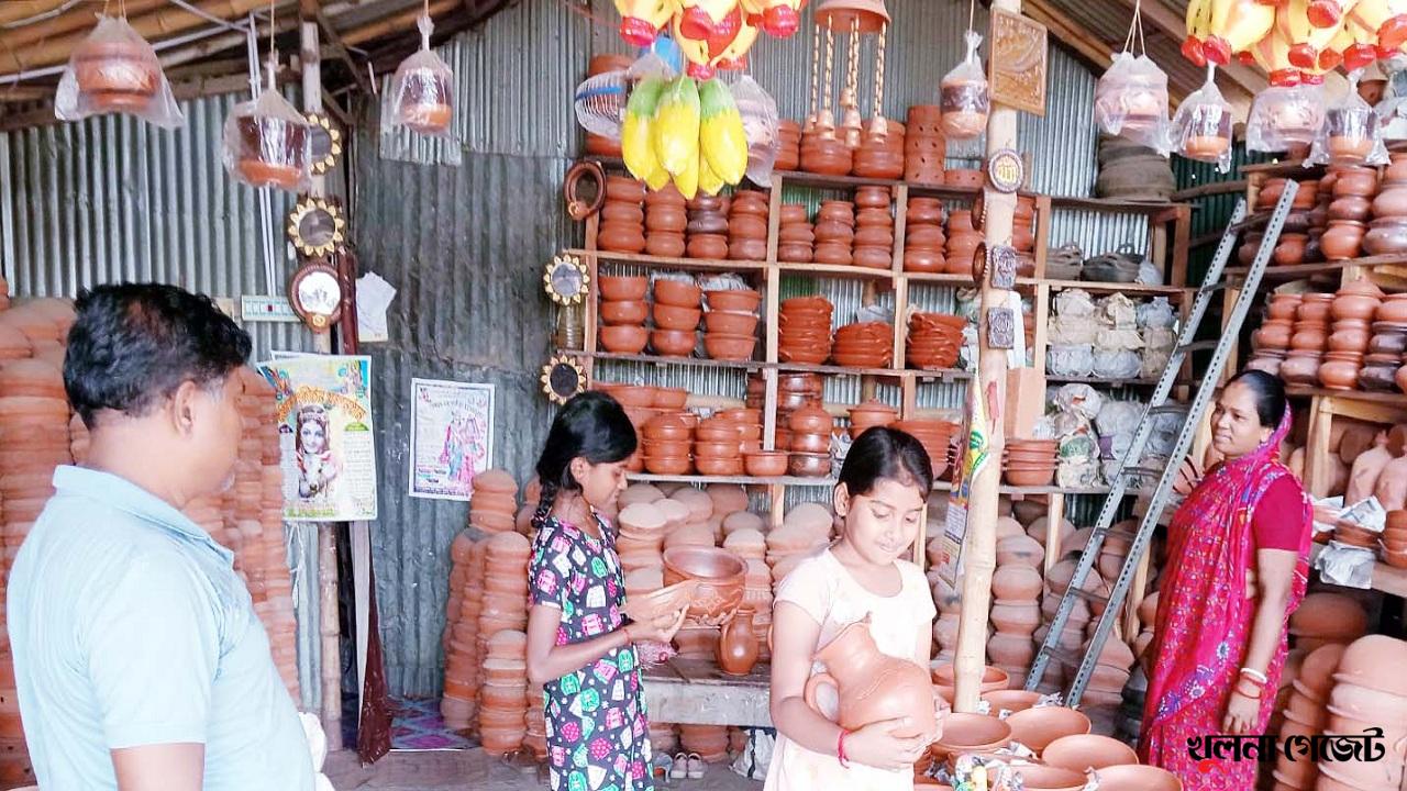 ডুমুরিয়া এলাকার মৃৎশিল্পীরা ঝুঁকছে অন্য পেশায়, উপযুক্ত মাটির অভাবে বাংলা নববর্ষে নেই ব্যস্ততা