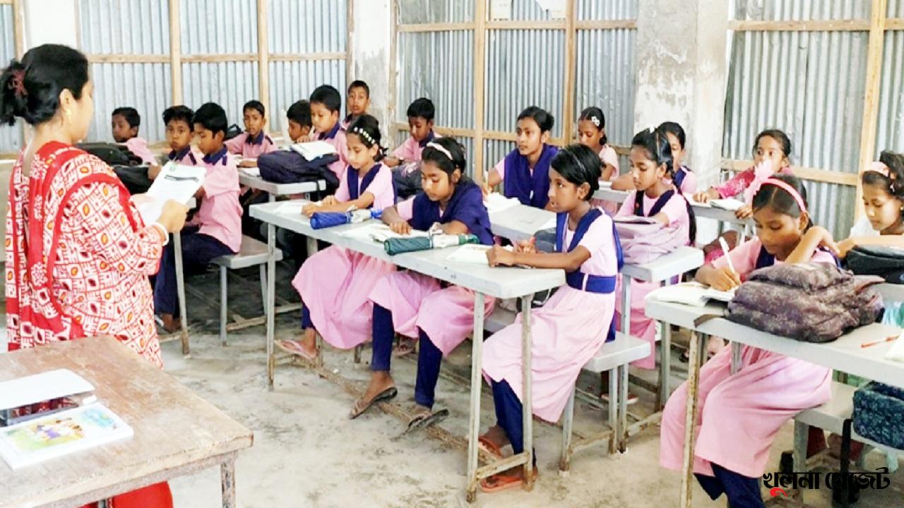 গবাদি পশুর আশ্রয়স্থলে ১৬ বছর ধরে পাঠদান!