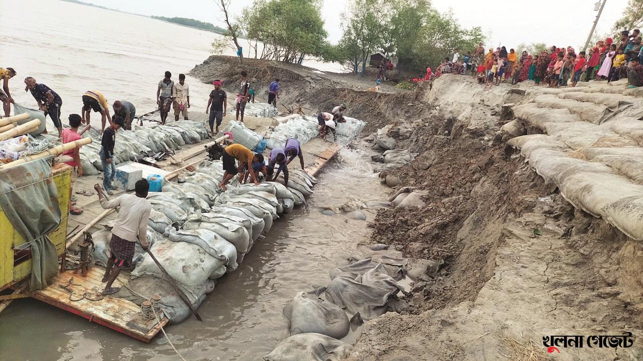 আশাশুনিতে পাউবো’র বেড়িবাঁধের ভাঙন পয়েন্টে জিও ব্যাগ ডাম্পিং