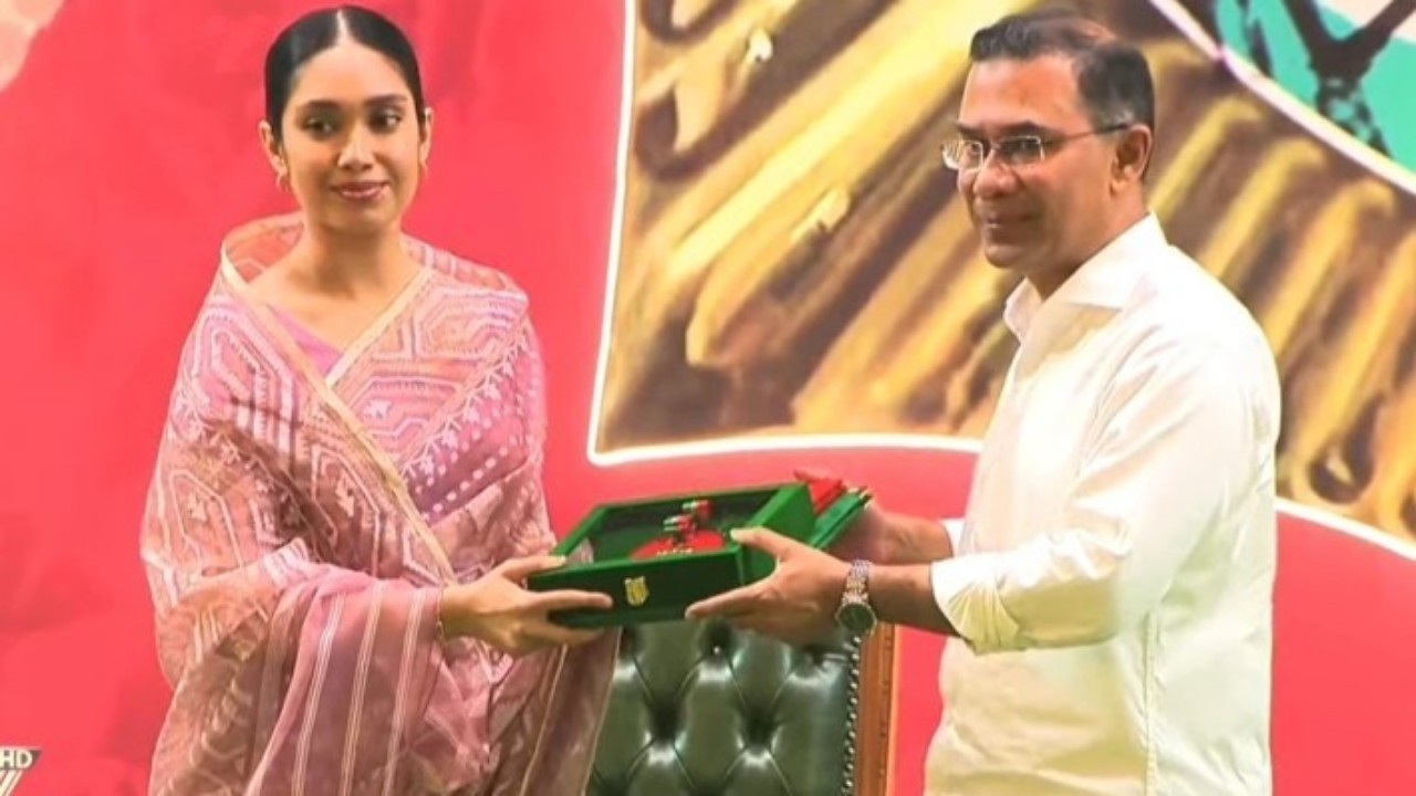 খালেদা জিয়ার স্বাধীনতা পুরস্কার গ্রহণ করলেন নাতনি জাইমা রহমান