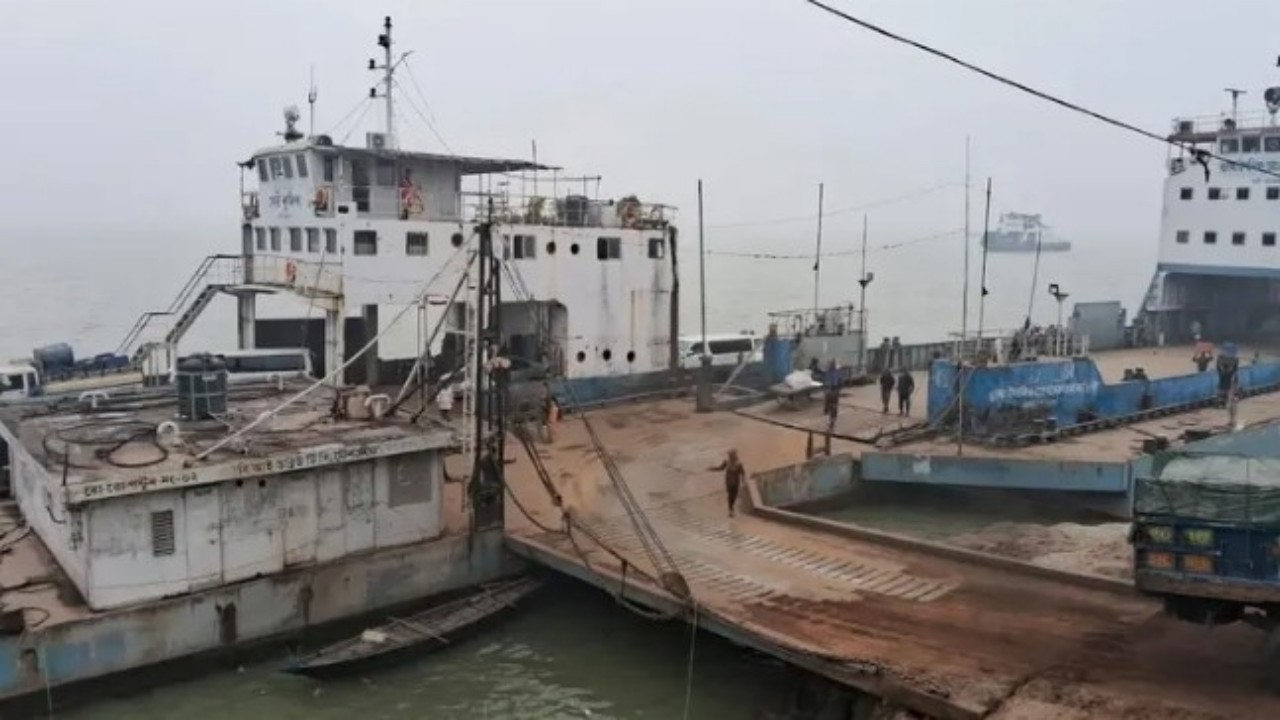 দৌলতদিয়া-পাটুরিয়া নৌরুটে নৌযান চলাচল শুরু