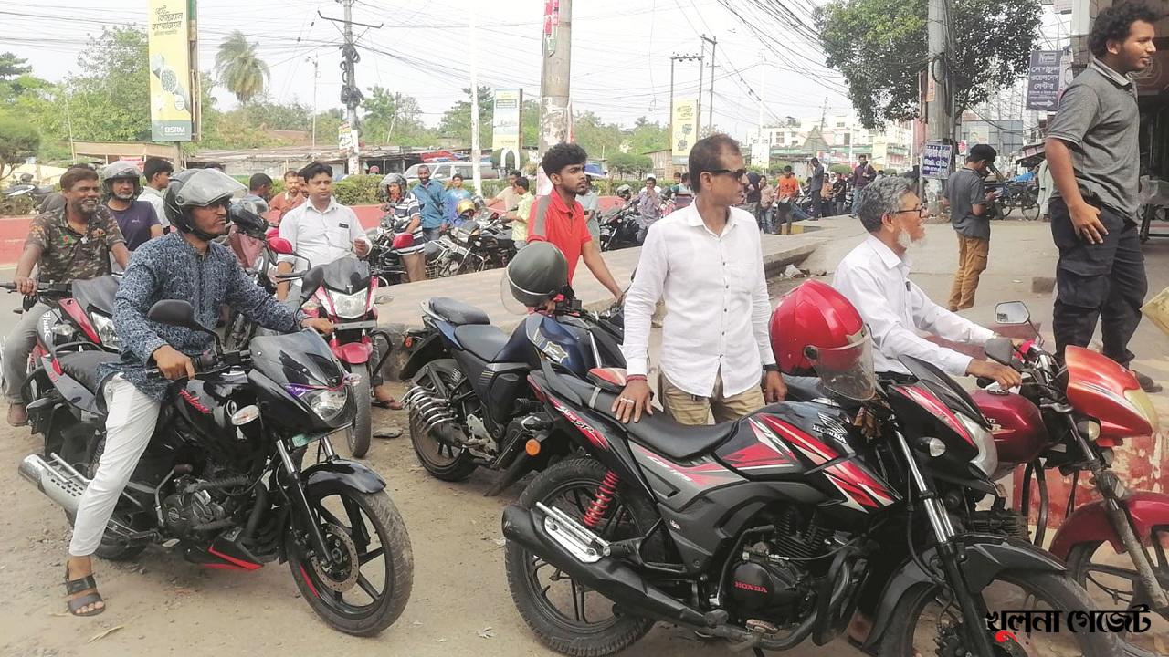 দাম বাড়লেও চাহিদা মোতাবেক তেল পাচ্ছে না বাইকাররা, পাম্পে দীর্ঘ লাইন