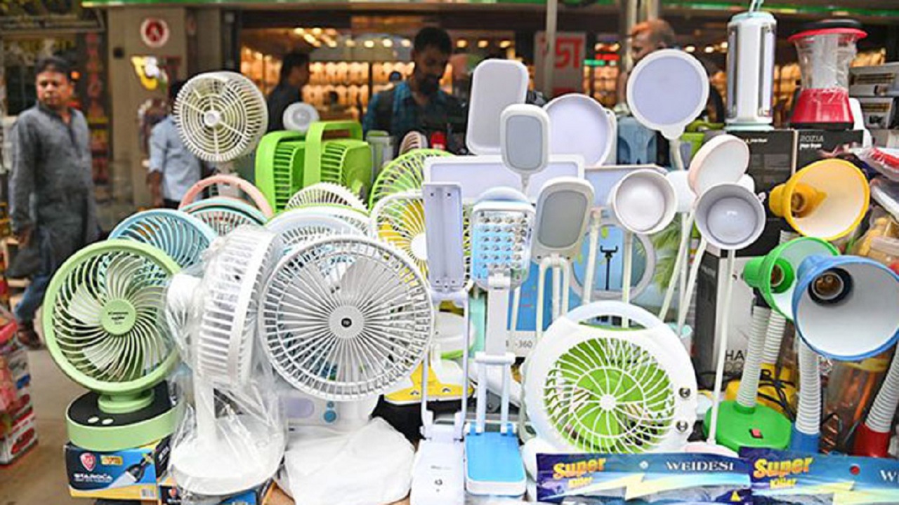 তীব্র গরমে খুলনায় চার্জার ফ্যানের কদর বেড়েছে, দাম চড়া