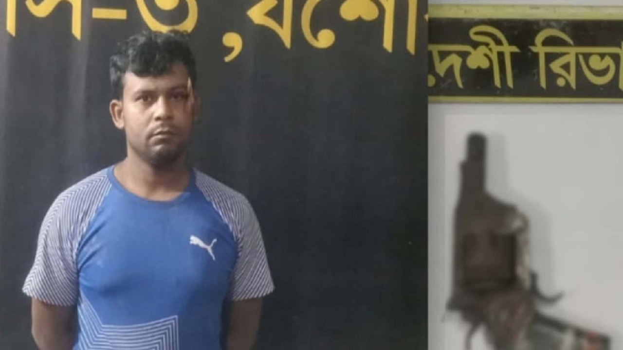 যশোরে রিভলবার ও চাকুসহ যুবক আটক