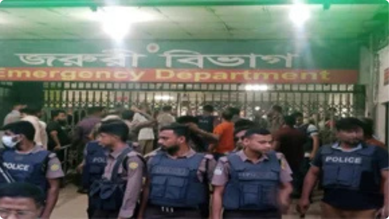 ঢাকা মেডিকেলে চিকিৎসকদের সঙ্গে ঢাবি শিক্ষার্থীদের সংঘর্ষ, জরুরি সেবা বন্ধ