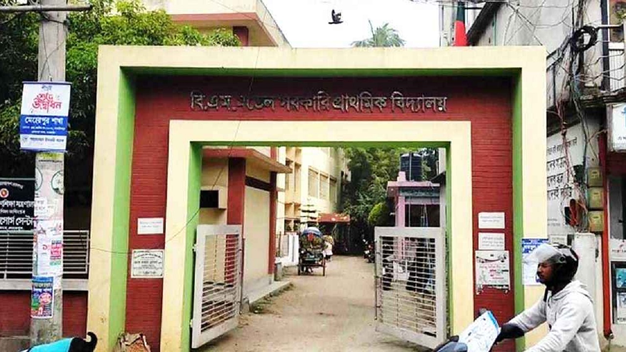 ‘ছুটির ঘণ্টা’ সিনেমা যেন বাস্তবে, বাথরুমে আটকে ছিল শিশু