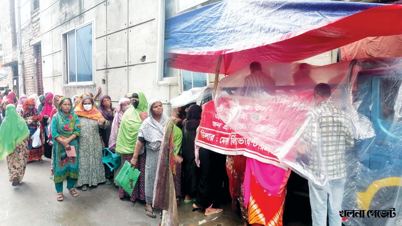 নগরীতে ওএমএস’র পণ্য নিতে দীর্ঘ লাইন