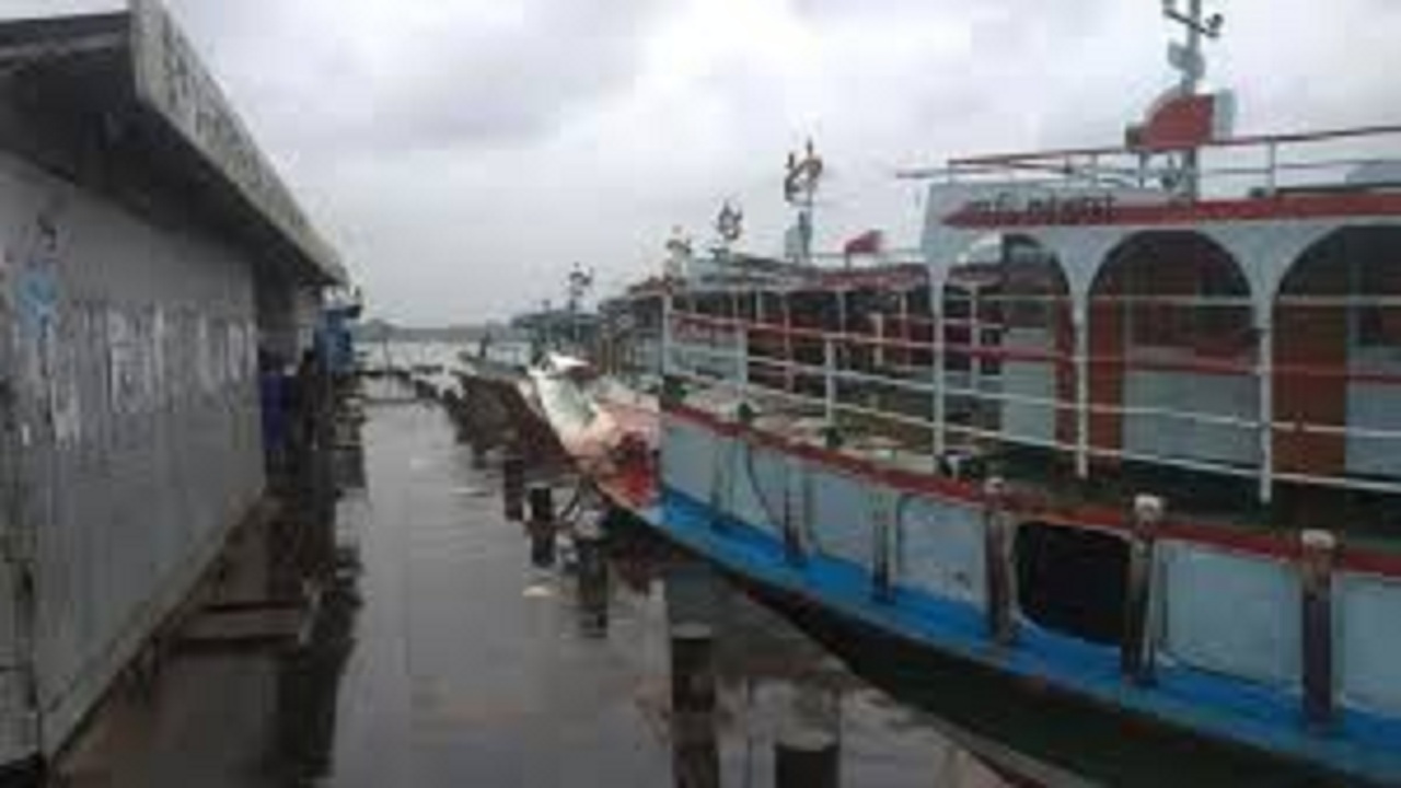 বৈরী আবহাওয়ায় দৌলতদিয়া-পাটুরিয়ায় নৌযান চলাচল বন্ধ