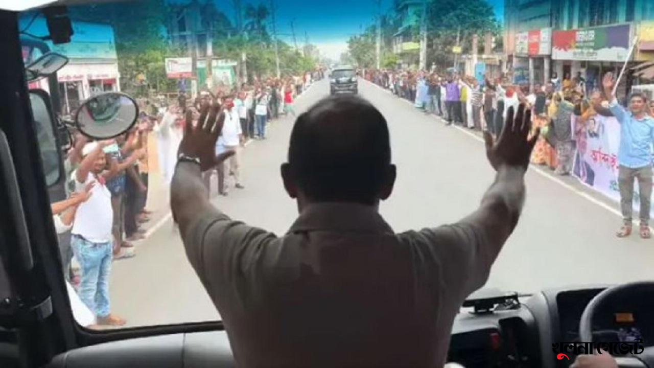 যশোর-বেনাপোল সড়কের দু’পাশে জনতার ঢল, প্রধানমন্ত্রীকে ফুল ছিটিয়ে বরণ