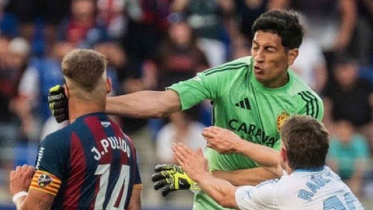 স্পেনে লাল কার্ড দেখে প্রতিপক্ষ খেলোয়াড়কে ঘুষি দিলেন গোলকিপার