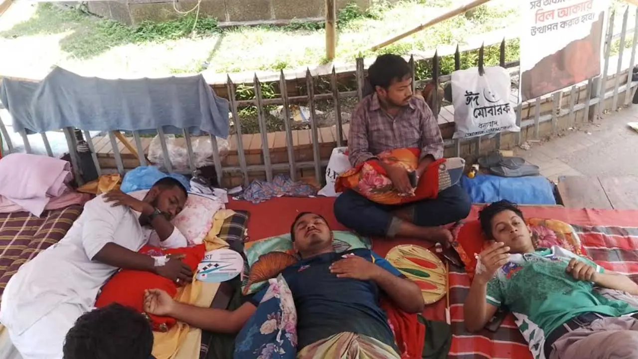 তিন দফা দাবিতে আমরণ অনশন, দাবি আদায়ে অনড় শিক্ষার্থীরা