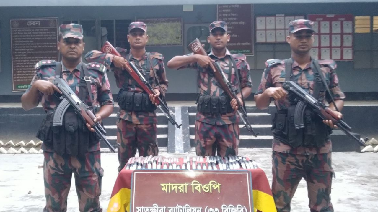 বিজিবির অভিযানে ক্রিস্টাল মেথ আইসসহ ৫ কোটি ৬২ লাখ টাকার ভারতীয় পণ্য জব্দ