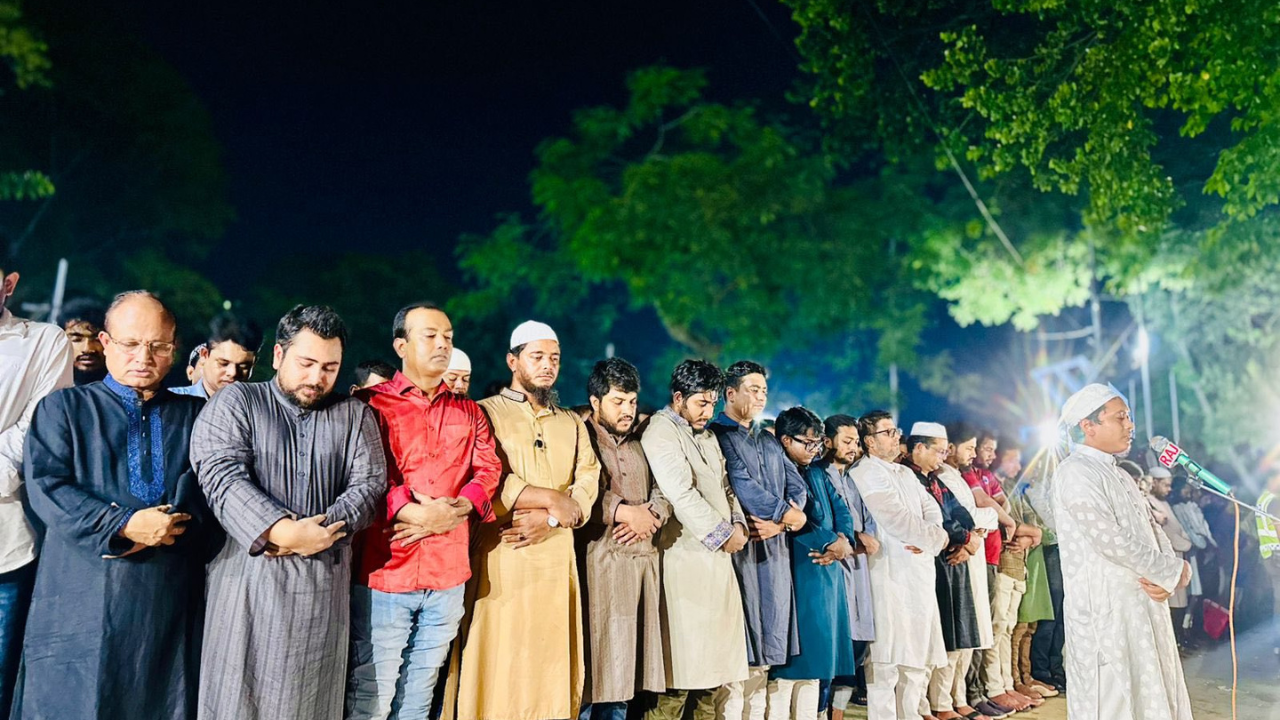 কেন্দ্রীয় শহিদ মিনারে কারিনার জানাজায় হাজারো মানুষ, দাফন ভোরে
