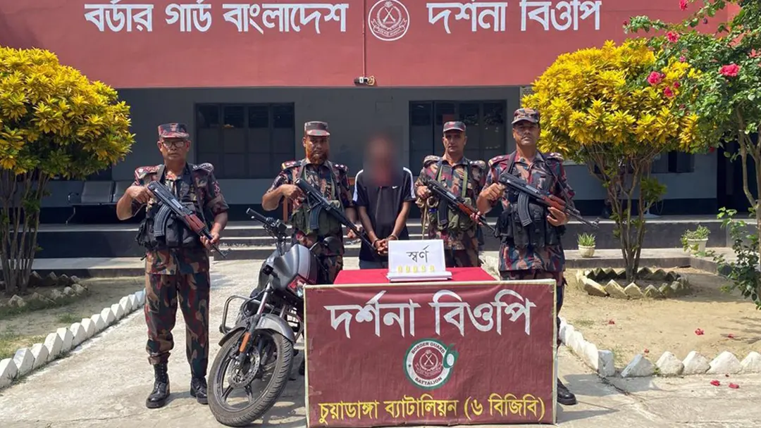 ভারতে পাচারকালে সোয়া কোটি টাকার স্বর্ণসহ যুবক আটক