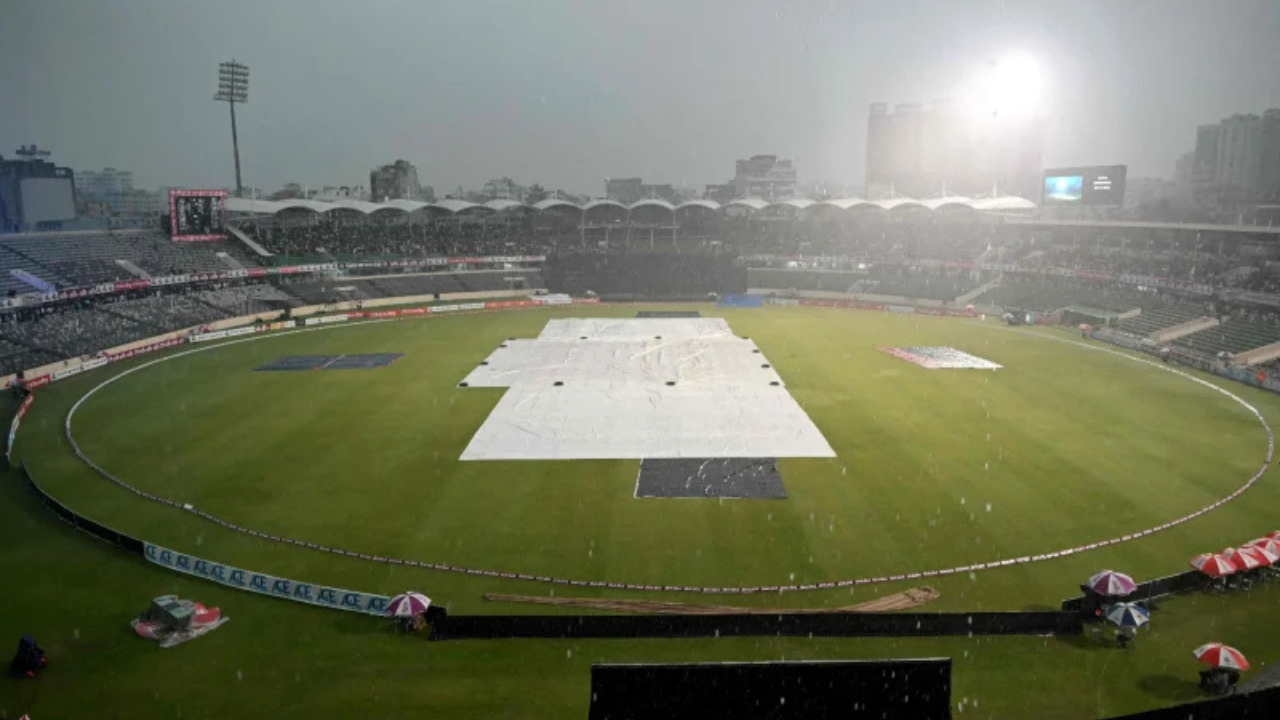 মাঠ প্রস্তুতের কাজ চলছে, খেলা শুরুর অপেক্ষা