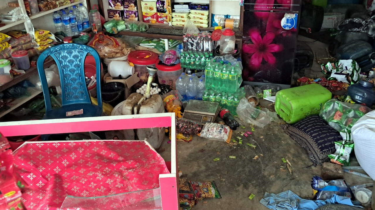মোরেলগঞ্জে বাকি না দেওয়ায় দোকানে হামলা, আহত ৪
