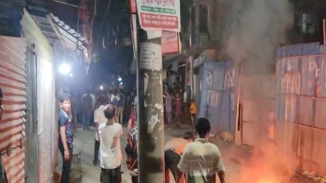 চট্টগ্রামে শিশু ধর্ষণ: ক্ষুব্ধ জনতার সঙ্গে পুলিশের সংঘর্ষ, টিয়ার শেল ও গুলি