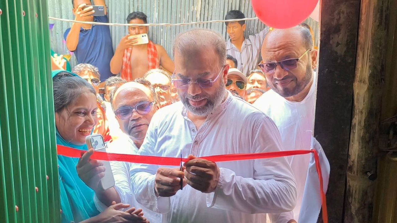 মোংলায় গৃহহীন হীরা আক্তারকে ঘর উপহার দিলেন পরিবেশ প্রতিমন্ত্রী