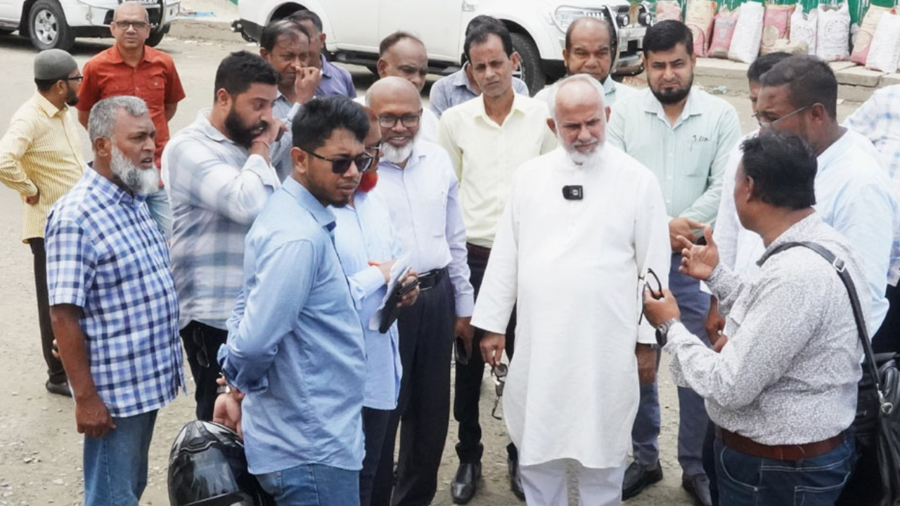 নগরীর বিভিন্ন উন্নয়ন কাজ পরিদর্শনে কেসিসি প্রশাসক নজরুল ইসলাম মঞ্জু