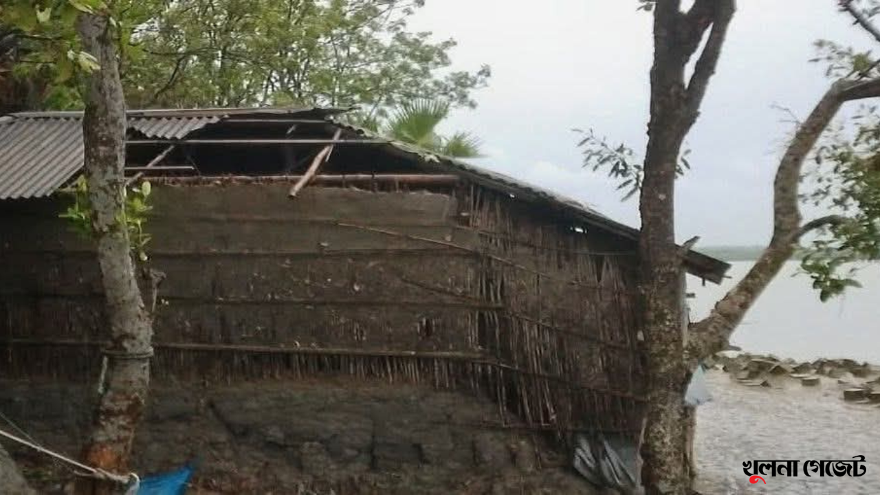 কালবৈশাখীর তাণ্ডবে সাতক্ষীরায় বিধ্বস্ত ঘরবাড়ি, বিদ্যুৎহীন ২০ হাজার গ্রাহক