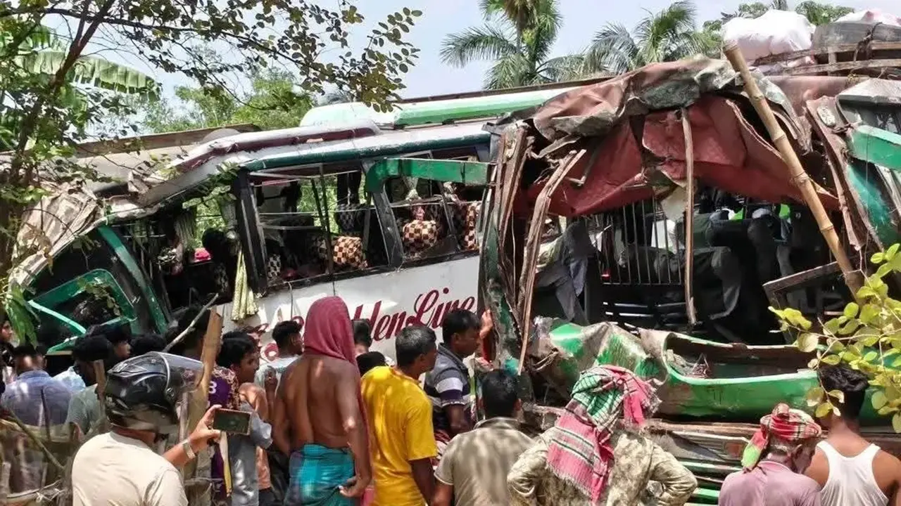 কুষ্টিয়ায় দুই বাসের সংঘর্ষে নিহত ১, আহত অর্ধশতাধিক