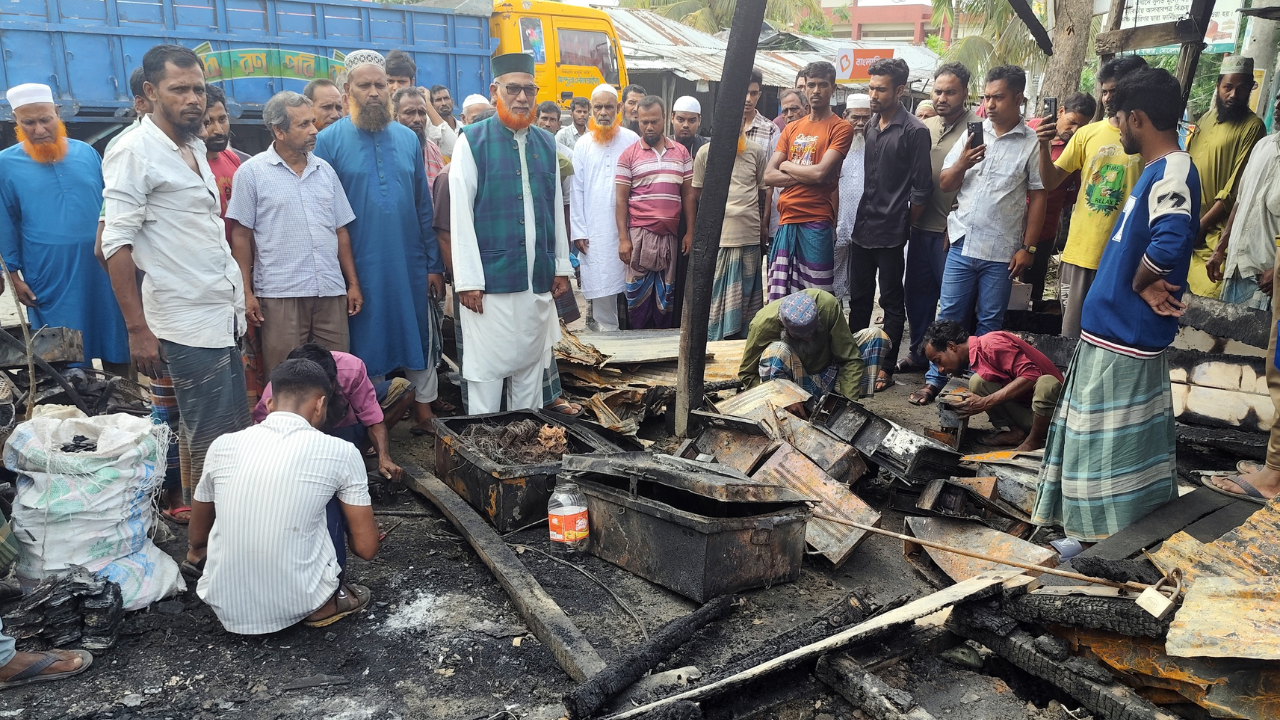 মোরেলগঞ্জে বাজারে আগুন, ৩০ লাখ টাকার মালামাল পুড়ে ছাই