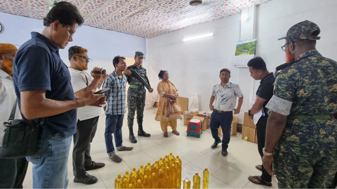 নড়াইলে বাড়তি দামে সয়াবিন তেল বিক্রি, ৫০ হাজার টাকা জরিমানা