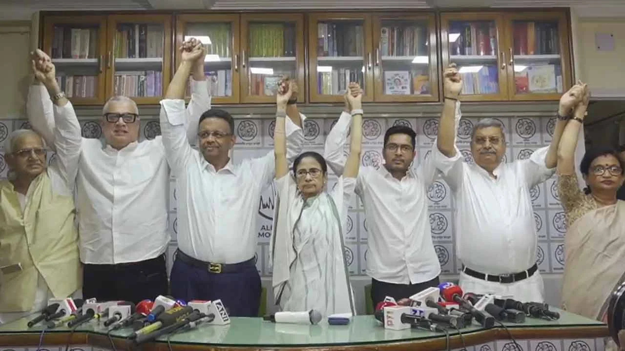 পদত্যাগ না করার ঘোষণা মমতার