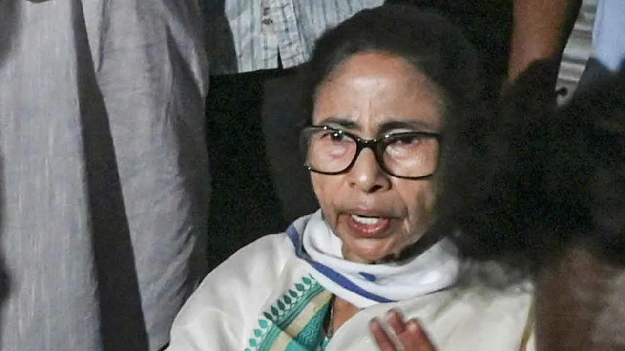 ভবানীপুরে মমতার গাড়ি লক্ষ্য করে ‘চোর-চোর’ স্লোগান