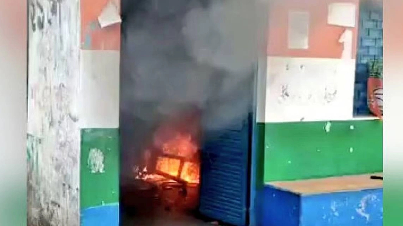 পশ্চিমবঙ্গের বিভিন্ন স্থানে সংঘর্ষ, তৃণমূলের দলীয় কার্যালয়ে আগুন