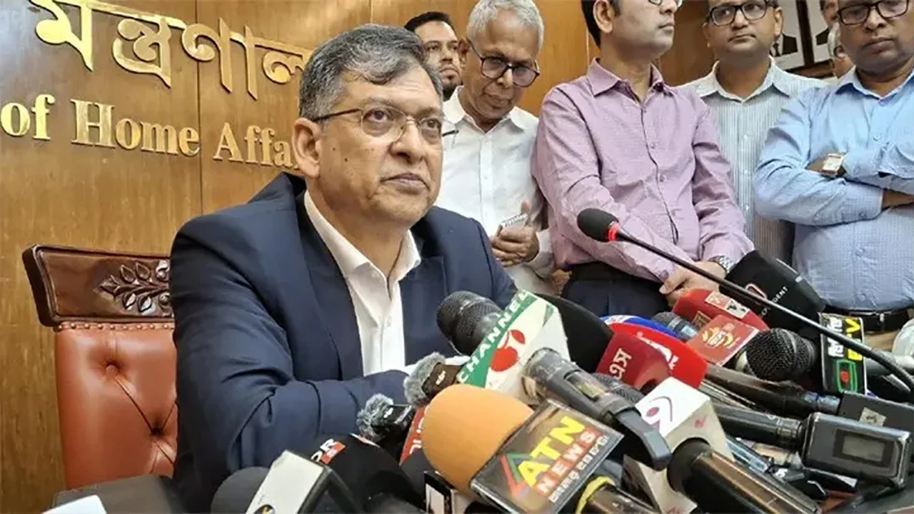 অস্ত্র, মাদক ও চাঁদাবাজির বিরুদ্ধে বিশেষ অভিযান চলছে: স্বরাষ্ট্রমন্ত্রী