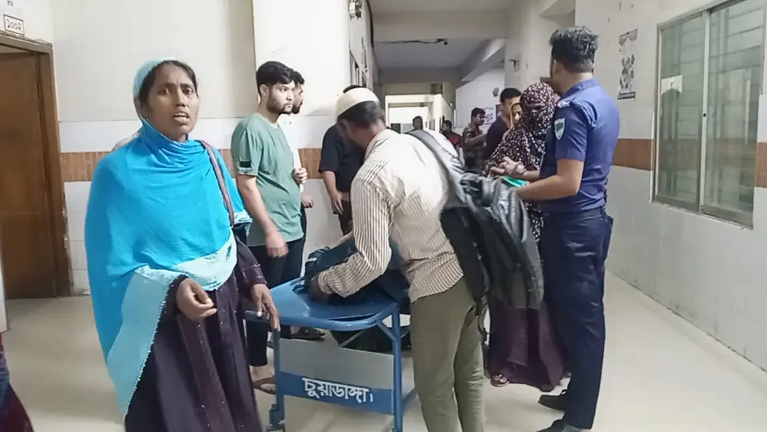 চলন্ত মোটরসাইকেল থেকে ছিটকে কলেজছাত্রীর মৃত্যু