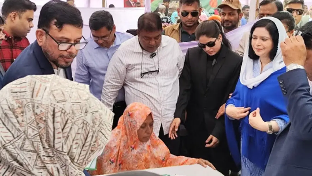 কড়াইল বস্তিতে ‘ফ্রি হার্ট ক্যাম্প’ উদ্বোধন করলেন জুবাইদা রহমান