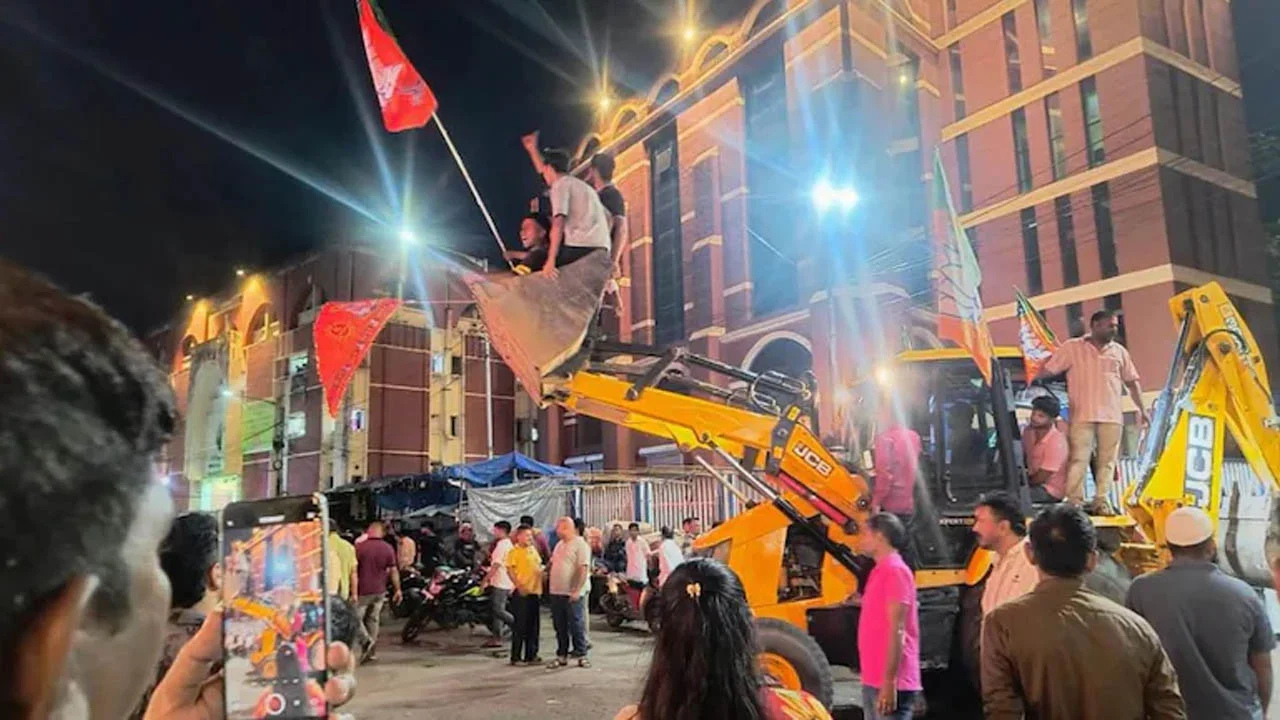 গেরুয়া বুলডোজারে ত্রাসের রাজত্ব পশ্চিমবঙ্গে