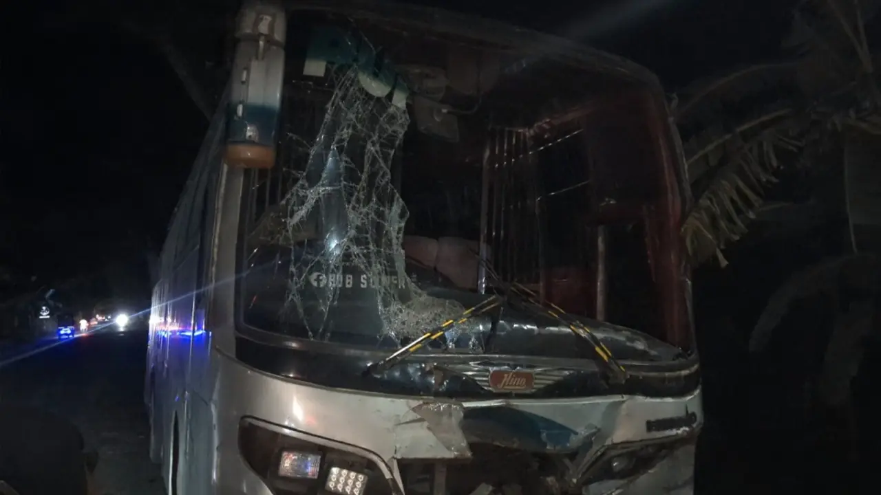 ঝিনাইদহে যাত্রীবাহী বাসের পেছনে আরেক বাসের ধাক্কা, আহত ১০