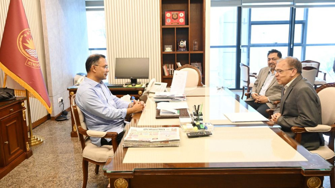 প্রধানমন্ত্রীর সঙ্গে টিআইবির নির্বাহী পরিচালকের সাক্ষাৎ