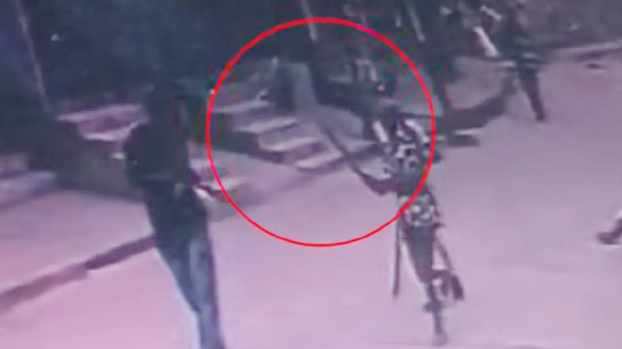 রামদা-চাপাতি নিয়ে হামলা করা হয় র‌্যাবের ওপর, একজনের অবস্থা আশঙ্কাজনক