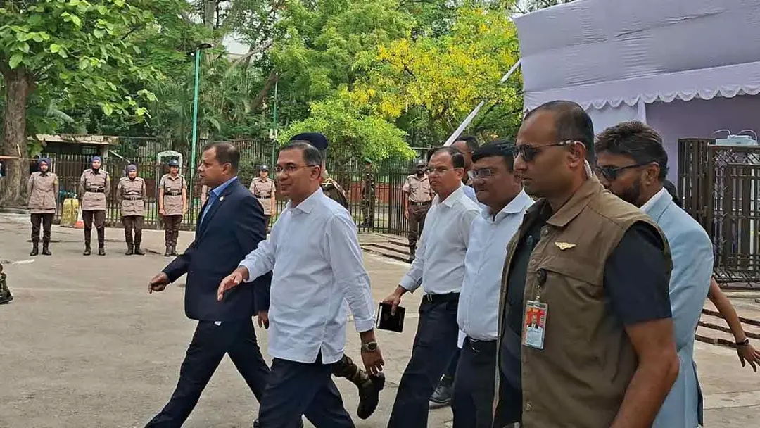 নিরাপত্তা কড়াকড়ি ভুলে জনতার কাতারে তারেক রহমান