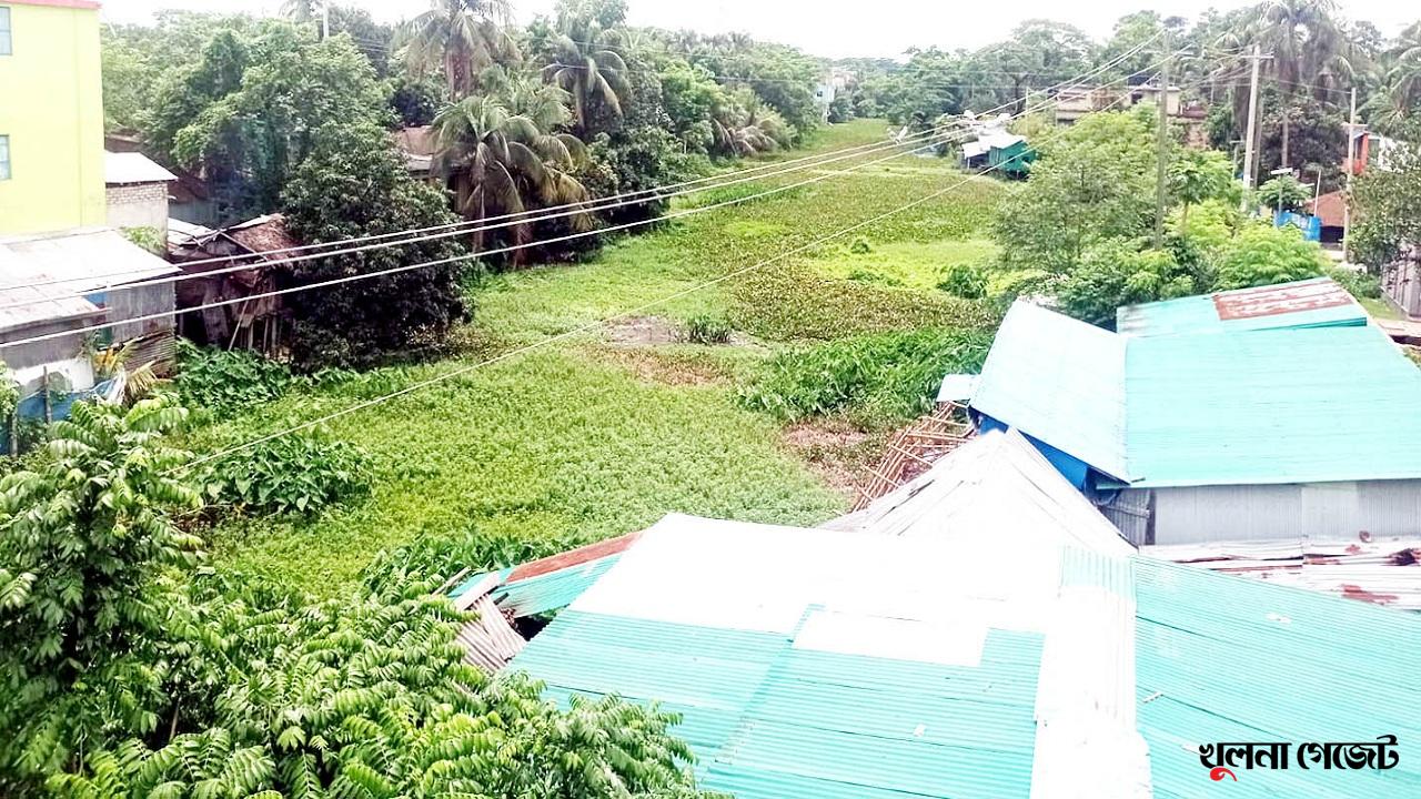 বটিয়াঘাটায় সরকারি খাল ভরাট করে নির্মাণ হচ্ছে অবৈধ স্থাপনা
