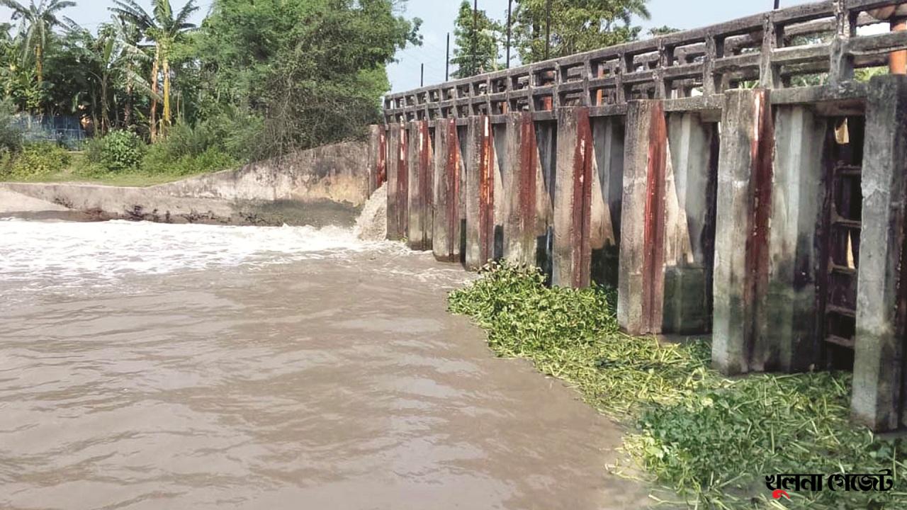 তেঁতুলতলা গেটের কপাট ভেঙে ভিতরে ঢুকছে জোয়ারের পানি