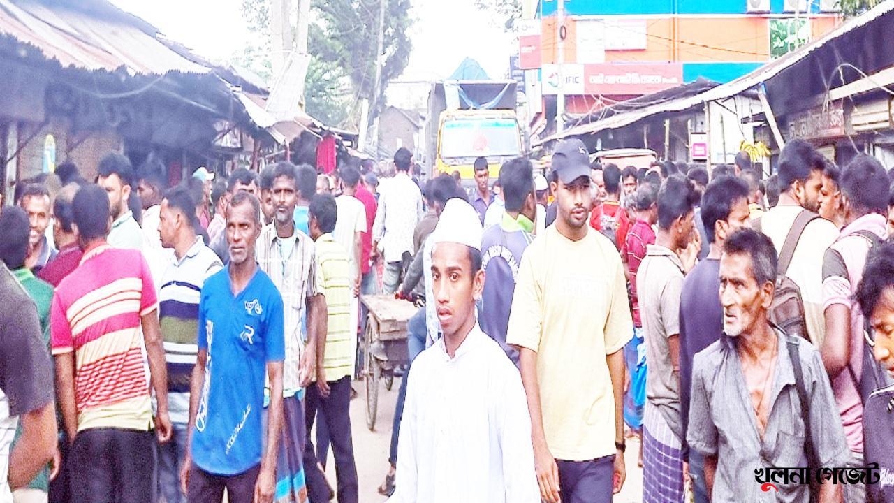 ফকিরহাটে সড়ক জুড়ে কিষাণের হাট, যান চলাচলে বিঘ্ন; পথচারীর ভোগান্তি