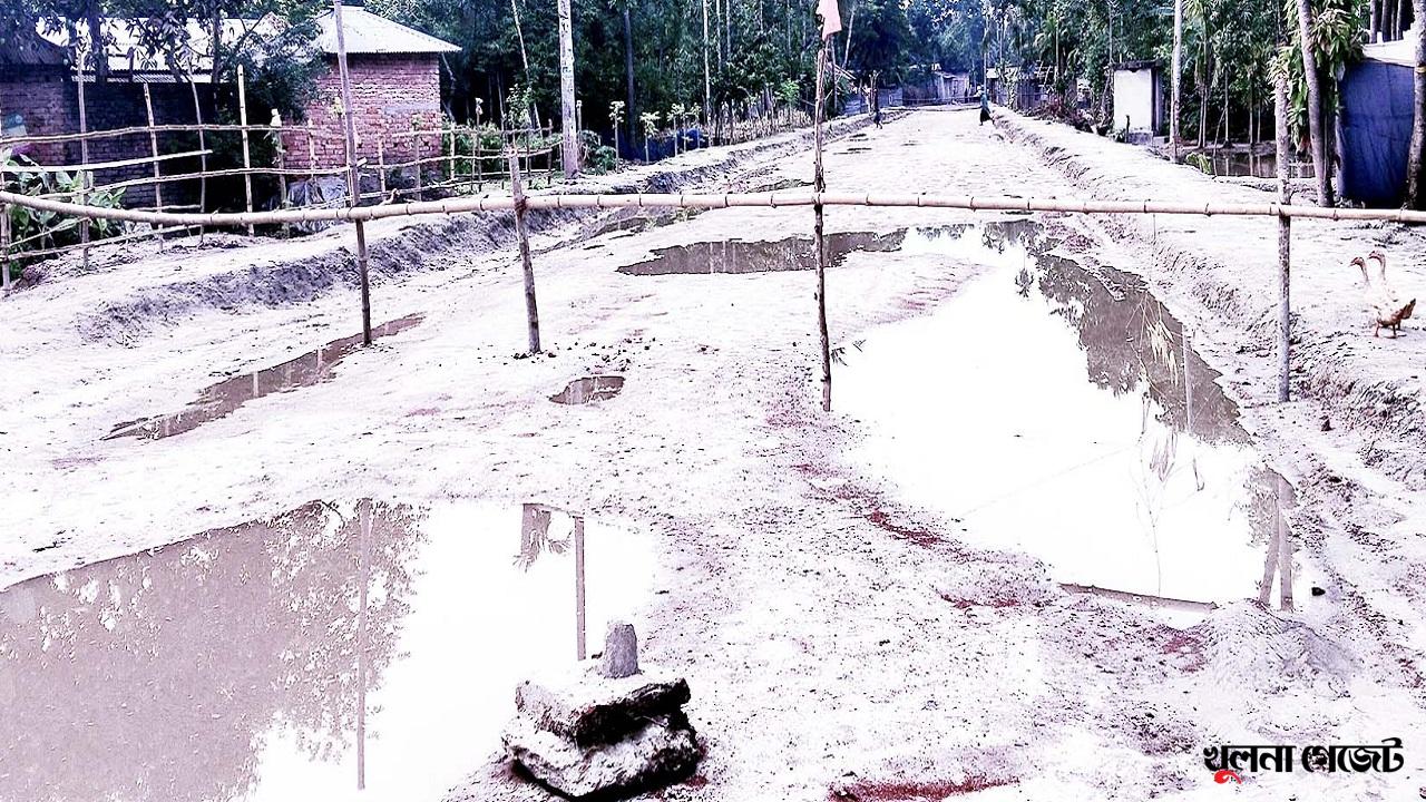 অধিগ্রহণের টাকা না পেয়ে রাস্তায় বাঁশের বেড়া