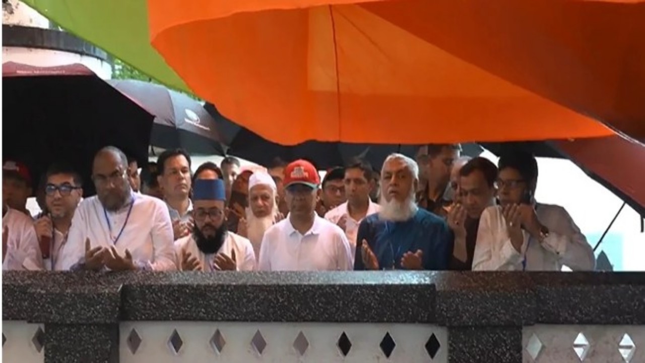 শাহজালাল (রহ.)-এর মাজার জিয়ারত করলেন প্রধানমন্ত্রী
