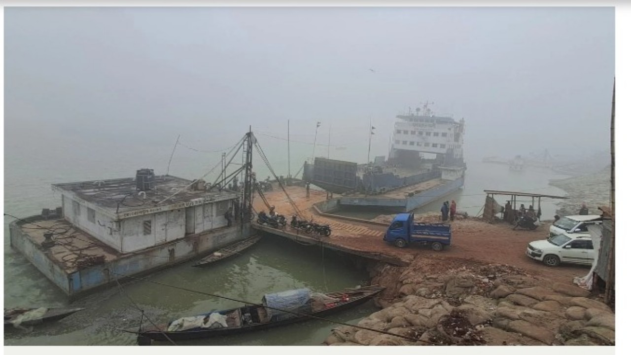বৈরী আবহাওয়ায় পাটুরিয়া-দৌলতদিয়া নৌরুটে ফেরি চলাচল বন্ধ