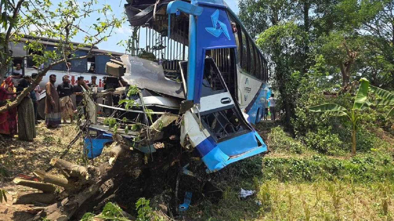 চট্টগ্রামে দুই বাসের মুখোমুখি সংঘর্ষে নিহত ৪