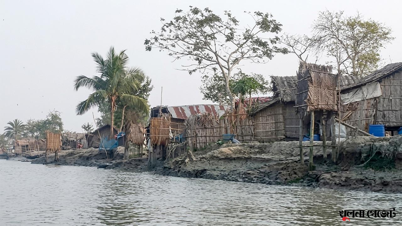 দাকোপে বাঁধের উপর এখনও শতাধিক পরিবারের বসবাস