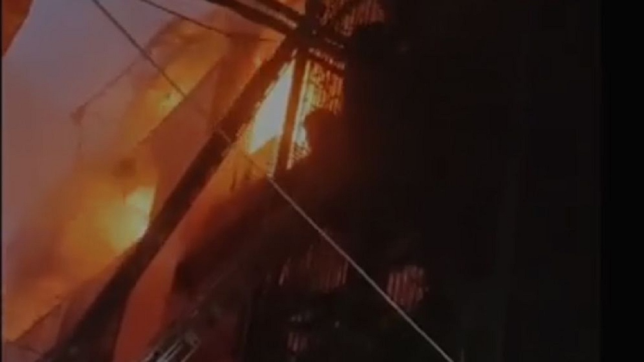 দিল্লিতে বহুতল ভবনে আগুন লেগে ৯ জনের মৃত্যু