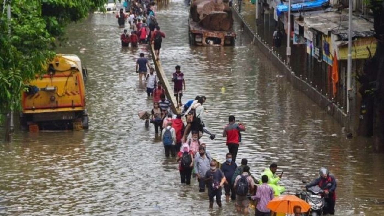 ভারতে শক্তিশালী ঝড় ও বৃষ্টিতে ৩৩ জনের মৃত্যু